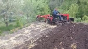 самодельный мини трактор на гусеничном ходу самодельный плуг с тремя корпусами MINI DOZER