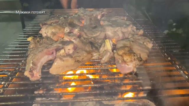 Мясо запеченное на МАНГАЛЕ!. Супер Сочные баранья корейка на мангале! Видео от друга. смотреть онлайн