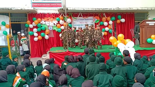 Kids Performance on Nanna Munna Rahi Hu at MIF Junior High School смотреть онлайн