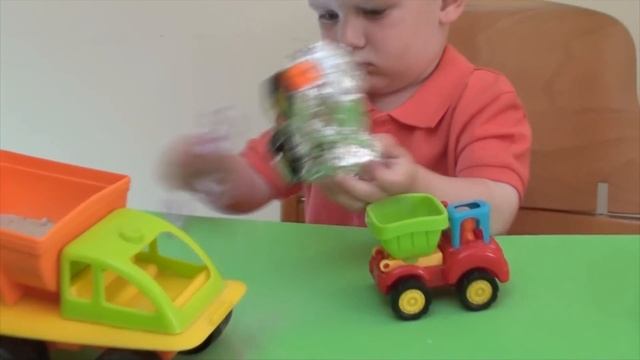 Алекс играет дома бетономешалка игрушка и грузовик.sand and concrete mixer.спецтехника для малышей смотреть онлайн