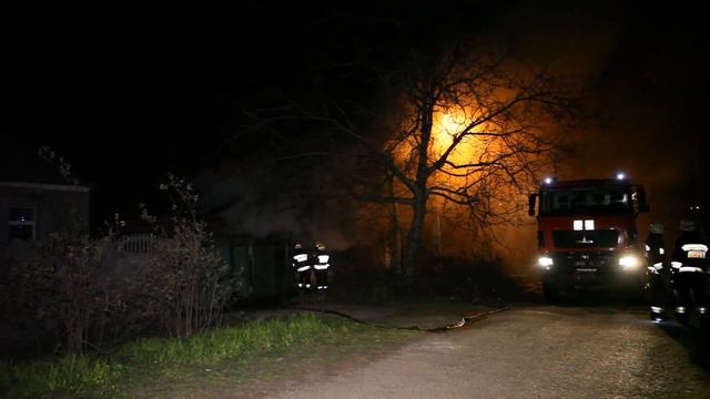 В Днепре на Ковельской в частном секторе горел сарай смотреть онлайн