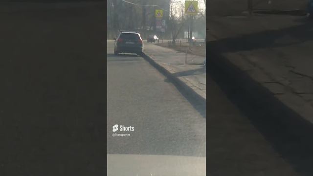 Расположился возле люка, что то делает #Shorts смотреть онлайн