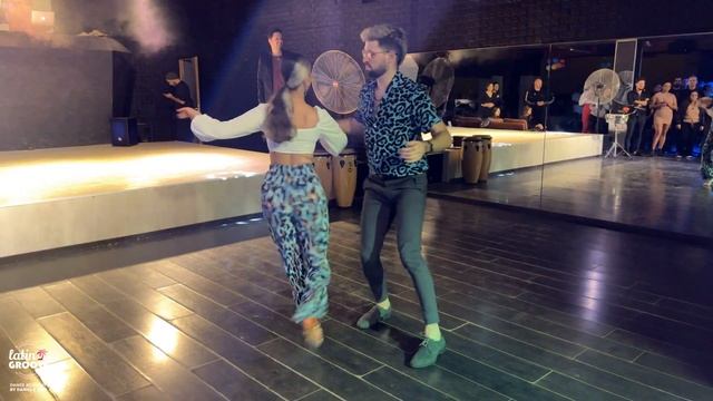 La Novelita Aventura Dance - Daniel y Tom Bachata Dancing смотреть онлайн