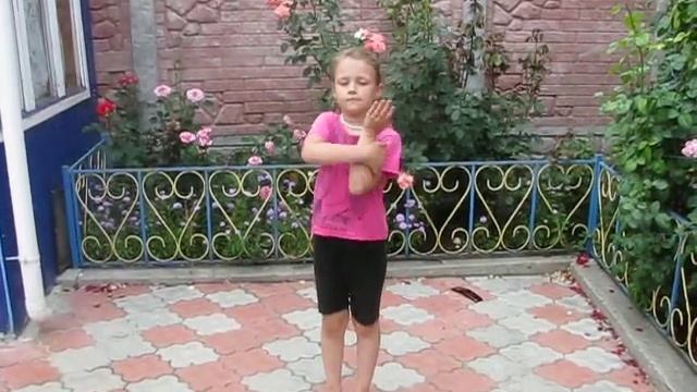 СТАРШАЯ СЕСТРЕНКА ТАНЦУЕТ МАКАРЕНУ смотреть онлайн