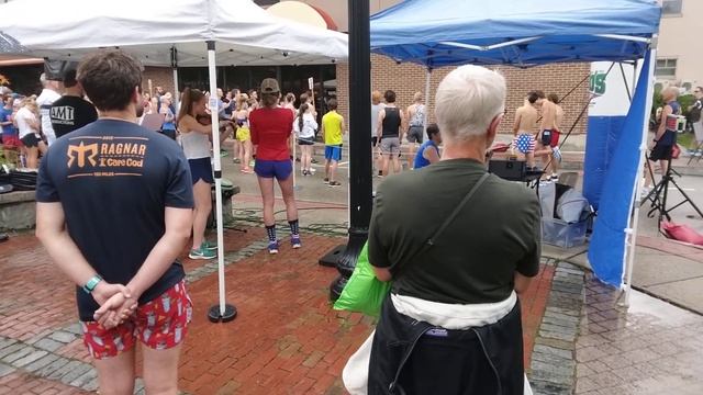 В начале забега на 4 мили. Городок Keene. Штат Нью-Гэмпшир. 4 июля 2023 смотреть онлайн