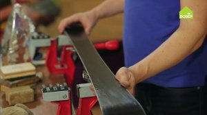 Обрабатываем лыжи парафином