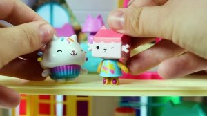 Playing with Colors Gabby's Dollhouse Friends, Gabby and Slimes!