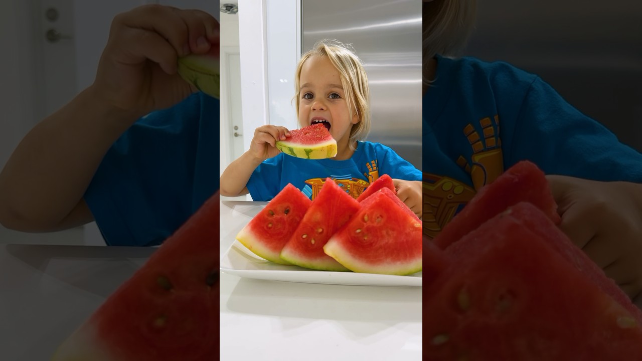 Крис учится быть вежливым и делиться едой