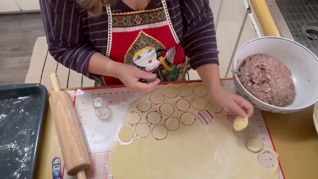 Научите своих англоговорящих друзей делать сибирские пельмени. смотреть онлайн
