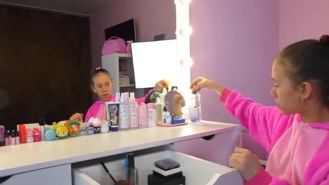 ОБЗОР на Новый ТУАЛЕТНЫЙ Столик / УБИРАЮ Всю КОСМЕТИКУ по Полочкам смотреть онлайн