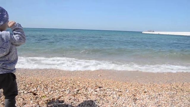 Кидаем камушки в Черное море. Севастополь. Крым. 8 апреля 2018 Пасха. смотреть онлайн