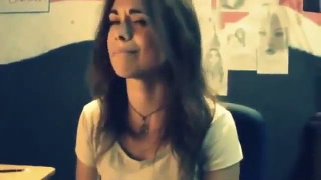 У девушки нереально красивый голос. Классно поет песню Мама, когда я рядом с ним смотреть онлайн