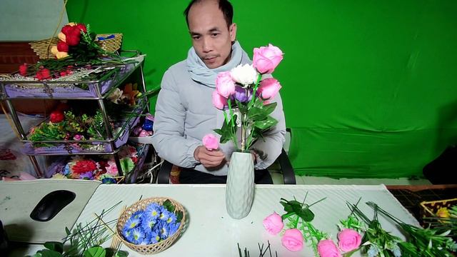 Sharing a beautiful long flower vase arrangement made from lotus chrysanthemums and egg roses. смотреть онлайн