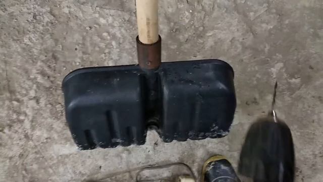 Ремонтирую лопату для уборки снега, зашиваю трещину. смотреть онлайн