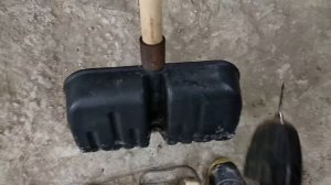 Ремонтирую лопату для уборки снега, зашиваю трещину.