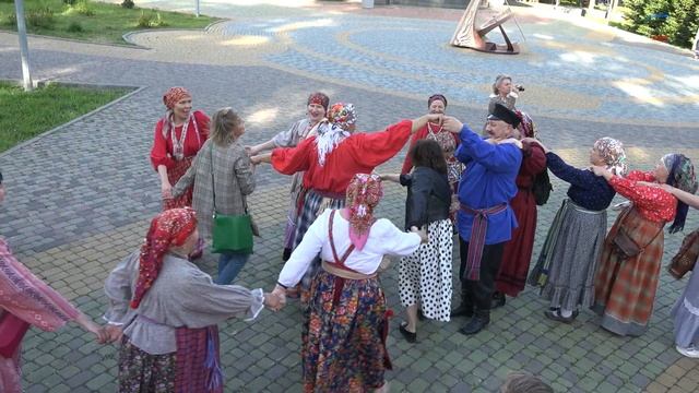 Хороводы в парке Гагарина... 22-06-09н4К смотреть онлайн