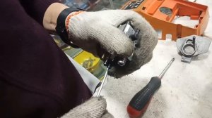 Почему бензопила не заводится или заливает свечу