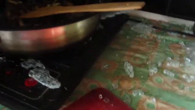 Взорвалось стекло от индукционной плиты, будьте осторожны смотреть онлайн