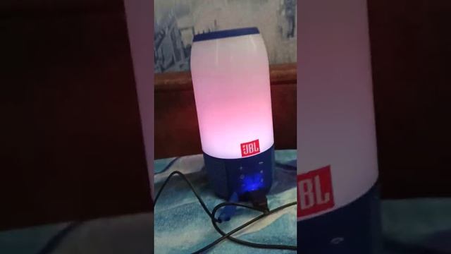 Как же колонка JBL Pulse 3 реагирует на музыки? смотреть онлайн