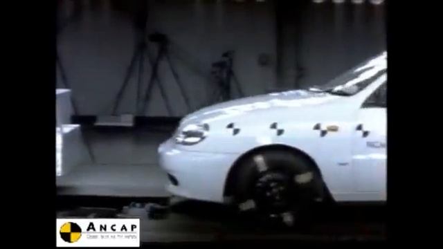 Daewoo Lanos 1997 ANCAP Crash Test (1 star) смотреть онлайн