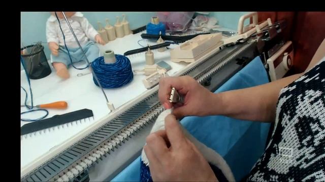 "Вяжем двойную шапку с козырьком на вязальной машине" вместе с Lorraine Woolheart смотреть онлайн