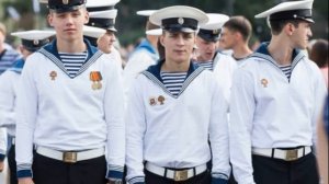Три полоски на воротнике моряка: что означают и откуда пошла традиция!