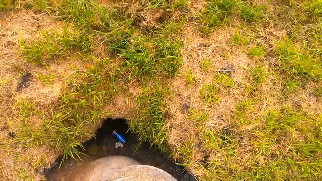 Проседание асфальта на наб. Комсомольского канала в Колпино смотреть онлайн