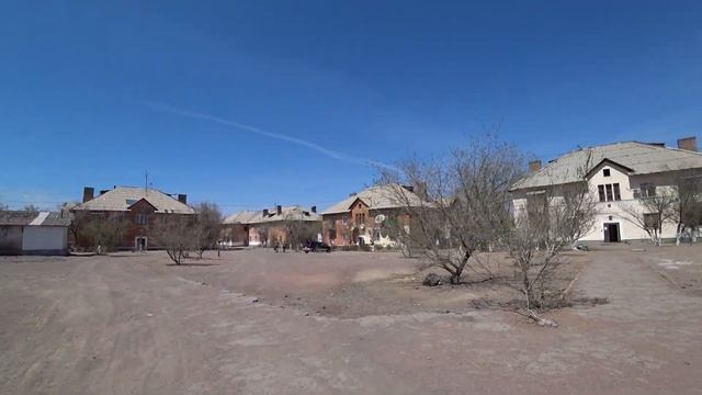Город Балхаш (Балқаш) | на у. Островского с Бокейханова во двор между домами №19 и №21 весной 2021г смотреть онлайн