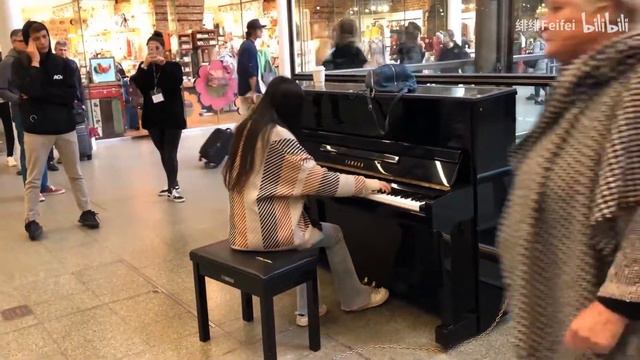 Feifei Piano 在伦敦火车站即兴演奏《钢铁洪流进行曲》钢琴版 смотреть онлайн