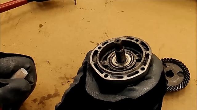 Проблема китайских болгарок,- люфт вала редуктора/How to repair the grinders смотреть онлайн