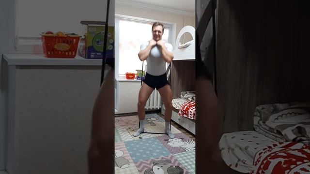 Присед с резиной вниз 10сек ,вверх мощно