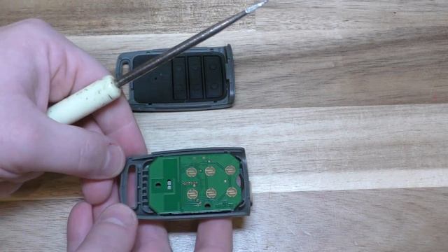 Overhead Door garage door remote battery change - EASY DIY смотреть онлайн