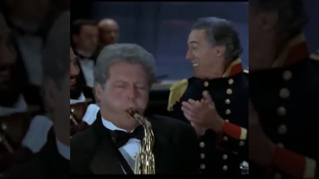 Билл Клинтон и его клон играют на саксофонах.