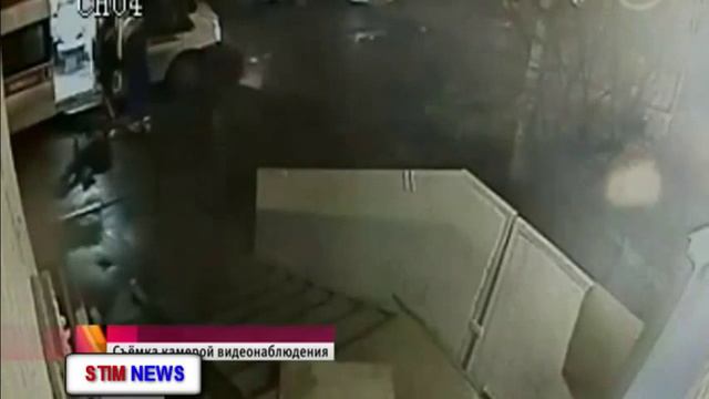 ВРАЧИ СКОРОЙ ПОМОЩИ ТАЩЯТ ПО ПОДЪЕЗДУ И БЬЮТ БЕСПОМОЩНОГО ЧЕЛОВЕКА САНКТ ПЕТЕРБУРГ смотреть онлайн