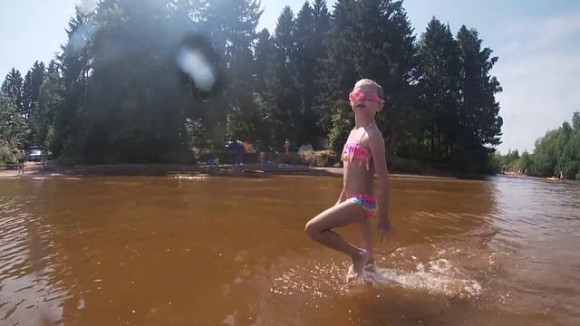 Summer fun. Water gun game. Swimming in the river. Playing on the beach смотреть онлайн