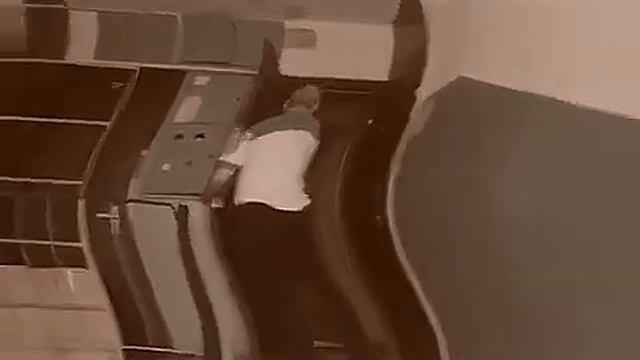 Дед упал с лестницы in 4ormulator V4 смотреть онлайн