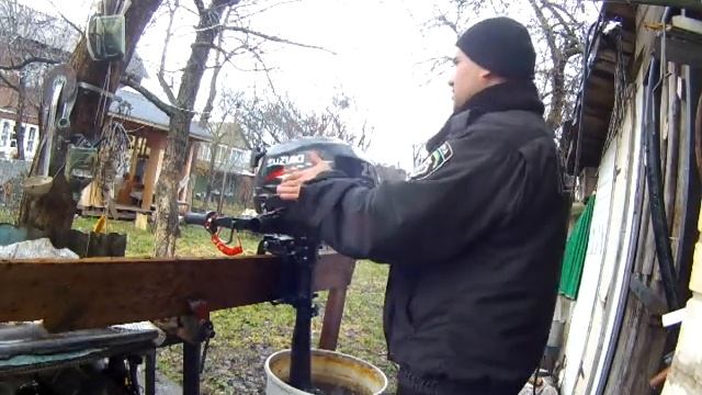 Запуск лодочного мотора Suzuki DF 2.5 после двух годичного простоя ! смотреть онлайн