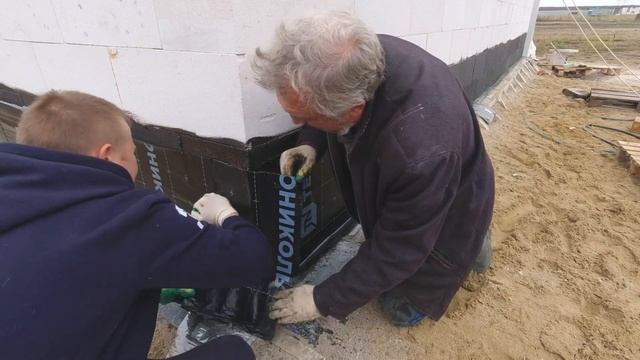 Гидроизоляция цоколя из газобетона | СВОИМИ РУКАМИ смотреть онлайн