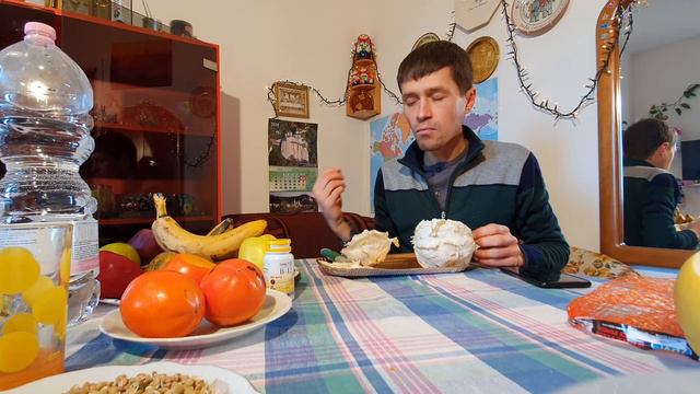 Суперфрукт необычно больших размеров с нежным вкусом и очень приятным ароматом! Экзотический фрукт