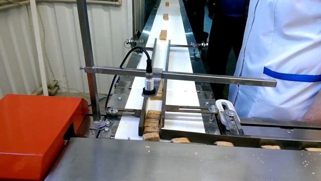 Автоматическая подача конфет на упаковку Флоу-Пак смотреть онлайн