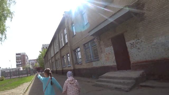 Детская площадка и Веселая прогулка Даши и Веры с куклой.Видео для детей. смотреть онлайн