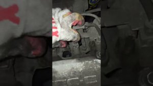 Как завести авто не выкручивая свечи если вы залили свечи а свечного ключа у вас нет.