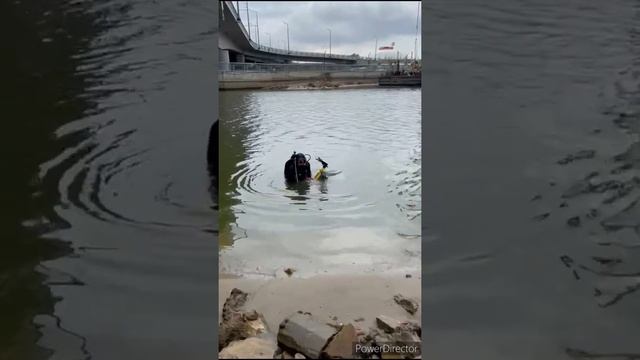 электросамокат поднят со дна реки