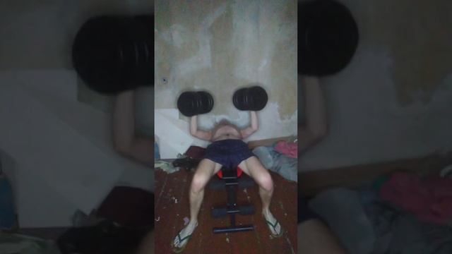 Жим лёжа с гантелями по 26кг на горизонтальной скамье техника выполнения смотреть онлайн