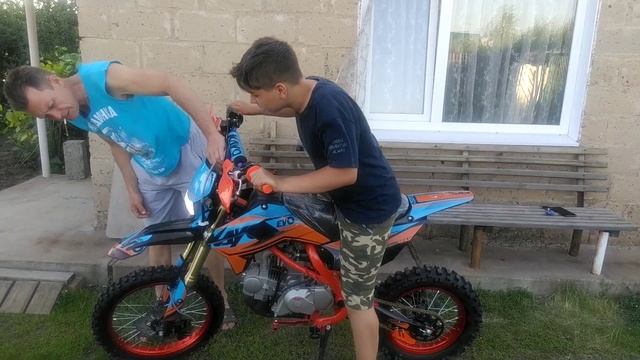 Сыну купили питбайк Kayo Evolution. Развлечение на лето смотреть онлайн