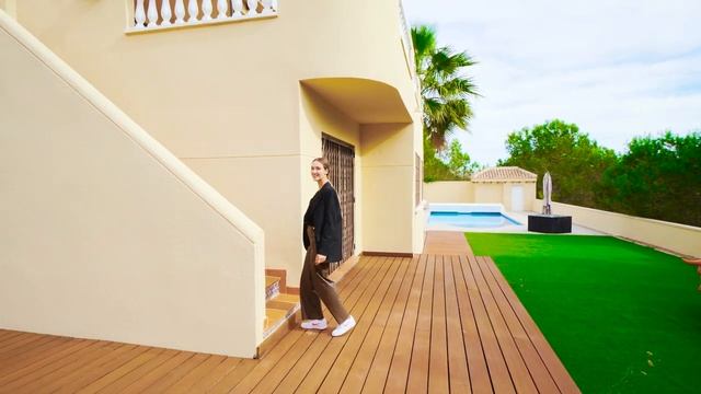 Вилла с сюрпризом! Огромная вилла со своим бассейном в районе Вилламартин. Купить дом в Испании.