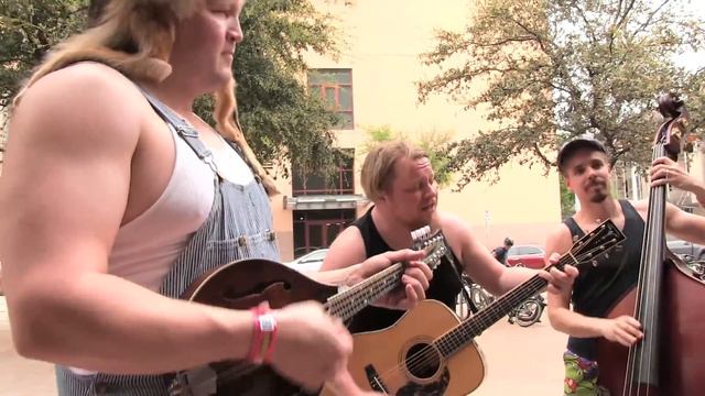 GUNS N' ROSES "Paradise City" Performed By STEVE 'N' SEAGULLS on SXSW Streets | Metal Injection смотреть онлайн