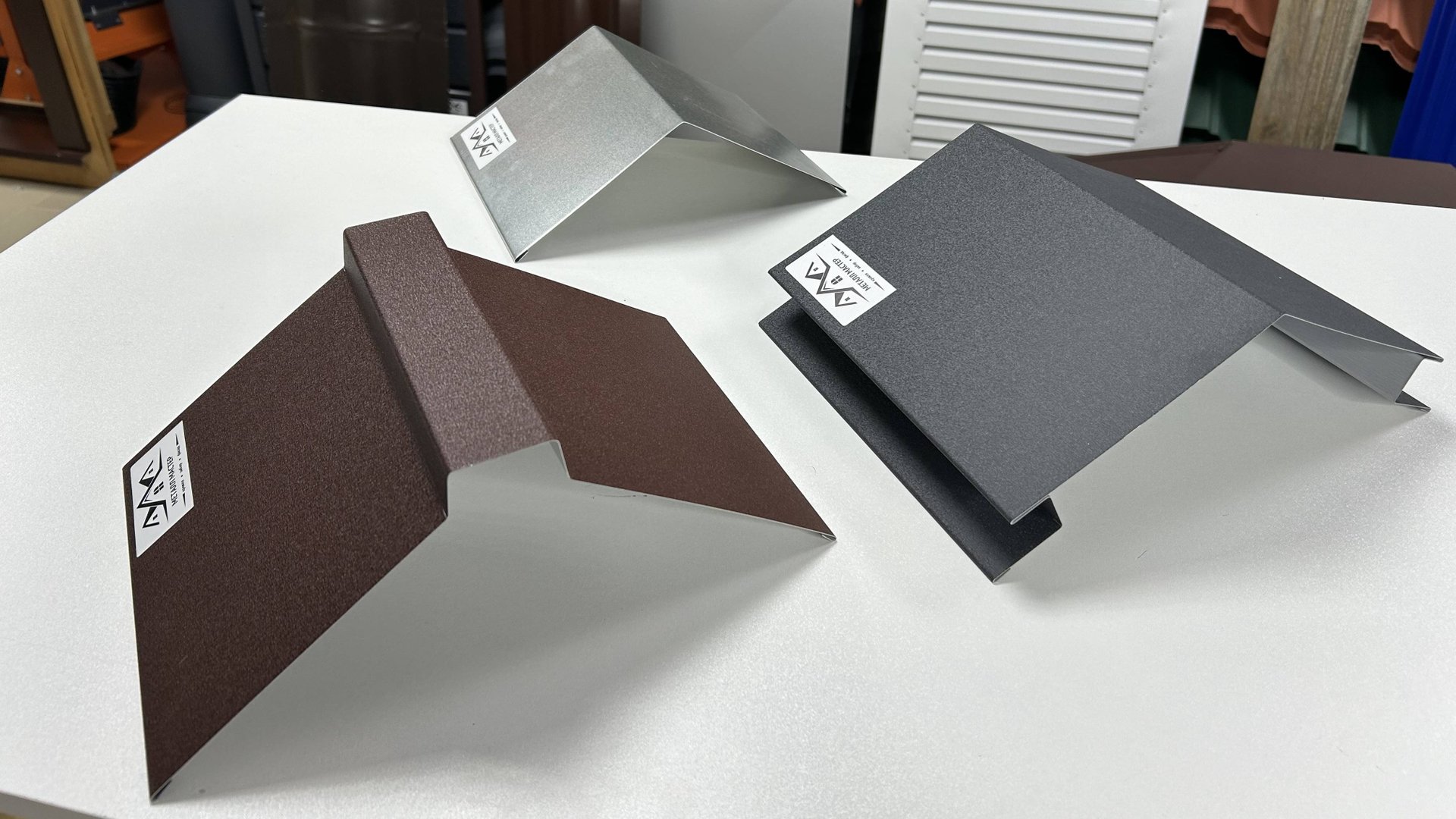 Варианты кровельных коньков для крыш из металлочерепицы или профнастила