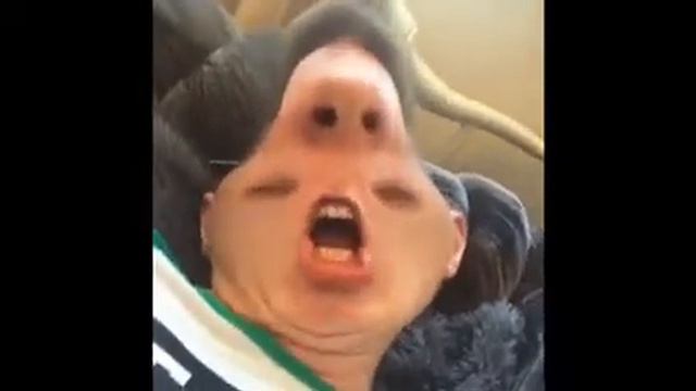 Лариса после свидания мило спит! Снова не моргает!!!