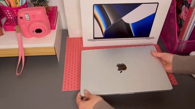 ✨New✨ MacBook Pro 2021 (M1 Pro chip / Silver) Unboxing + AirPods 3 + Logitech maus !! ? смотреть онлайн